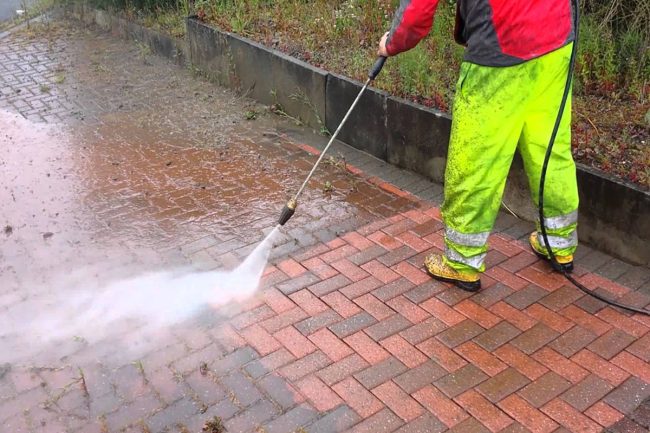 HOT AND COLD WATER HIGH-PRESSURE CLEANERS